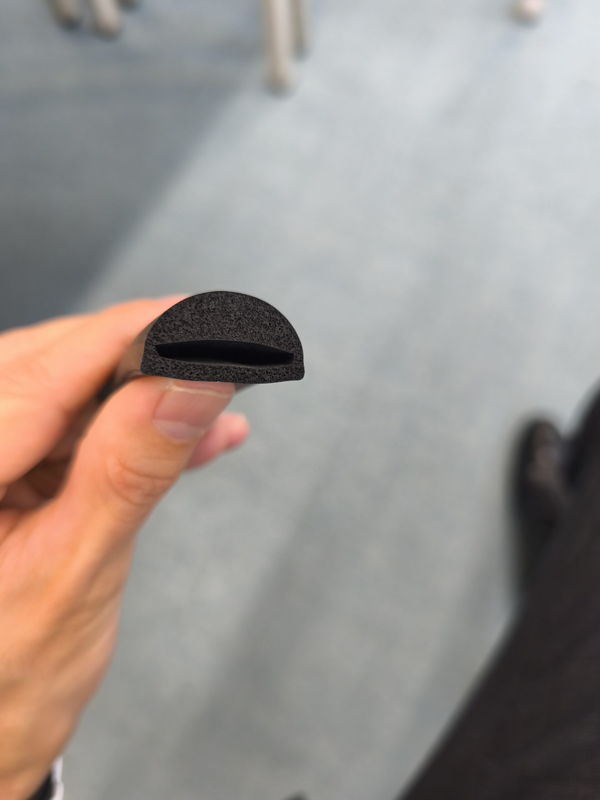ゴムスポンジ押出成型の小ロット対応:コスト削減と品質確保のための実践ガイド
