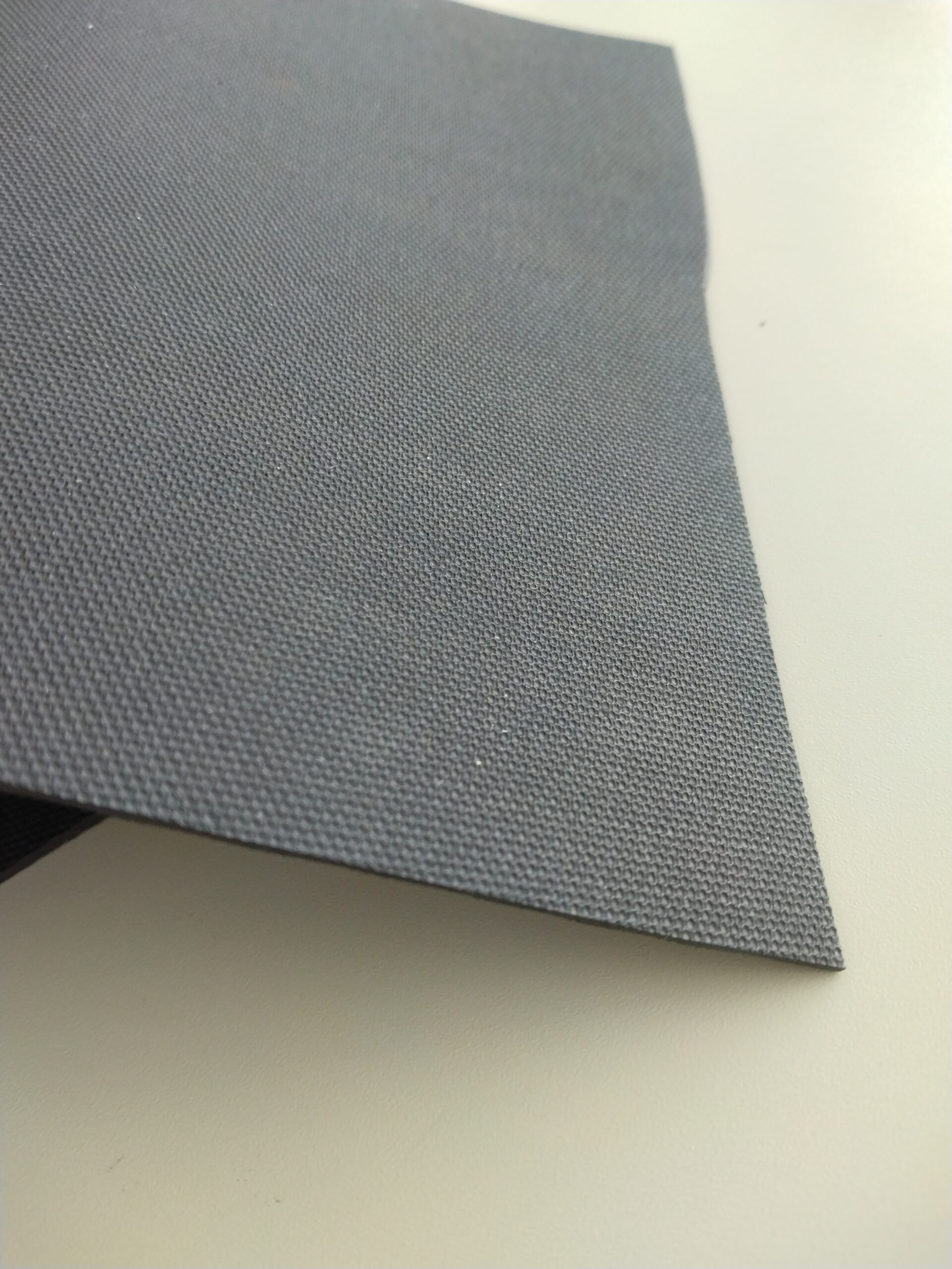 両面エンボス1mmゴムシートを少量・短納期で調達した事例